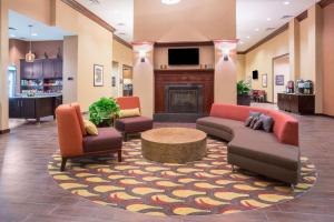 vestíbulo con sofás, sillas y chimenea en Homewood Suites by Hilton Yuma, en Yuma