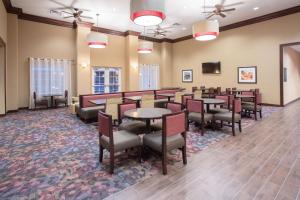 un gran comedor con mesas y sillas en Homewood Suites by Hilton Yuma, en Yuma