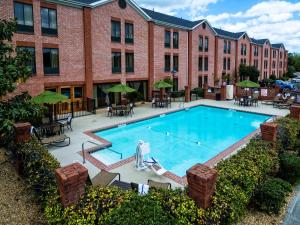 a swimming pool in front of a building at Hampton Inn Savannah-I-95-North in Port Wentworth
