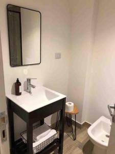 un baño con lavabo y espejo en Complejo premium en San Telmo, seguridad 24hs, SPA, Gym, parrrilla, coworking, rooftop, en Buenos Aires