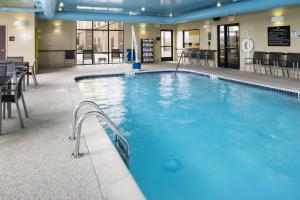 una gran piscina de agua azul en un edificio en Hampton Inn & Suites Toledo-Perrysburg, en Rossford