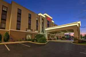 un hotel con un estacionamiento delante de él en Hampton Inn & Suites Toledo-Perrysburg, en Rossford