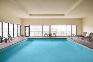 una gran piscina con agua azul en una habitación con ventanas en Hampton Inn & Suites Tulsa South Bixby, en Tulsa