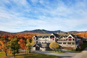 uma vista aérea de uma casa com montanhas ao fundo em Killington Mountain Lodge, Tapestry Collection by Hilton em Killington