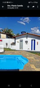 uma foto de uma casa e uma piscina em CASINHA AZUL/PIRINOPOLIS em Pirenópolis