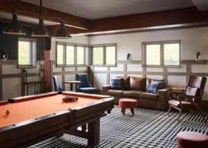una sala de estar con una mesa de billar. en Killington Mountain Lodge, Tapestry Collection by Hilton, en Killington