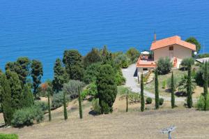 een luchtzicht op een huis met bomen voor het water bij Terramare in Castel di Tusa +27 foto's