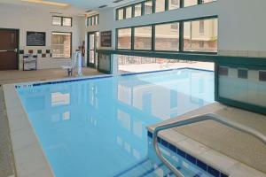 una gran piscina de agua azul en un edificio en Hampton Inn & Suites Pueblo-Southgate, en Pueblo