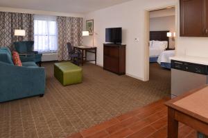 Habitación de hotel con cama y sala de estar. en Hampton Inn & Suites Pueblo-Southgate en Pueblo