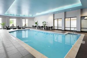 una piscina con agua azul en una habitación de hotel en Hampton Inn & Suites Mt. Prospect, en Mount Prospect