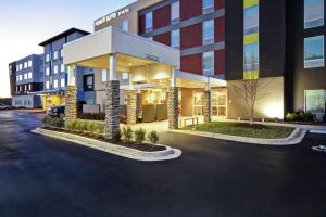 士麦那Home2 Suites By Hilton Smyrna Nashville的一栋前面有停车场的建筑物