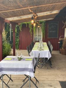 una mesa con manteles blancos en un patio en La Maison du Potager, en Saint-Racho