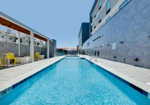 una piscina en medio de un edificio en Tru By Hilton Euless Dfw West, Tx, en Euless