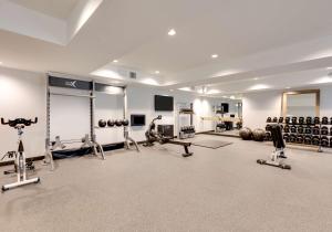 un gimnasio con mucho equipamiento en una habitación en Tru By Hilton Euless Dfw West, Tx, en Euless