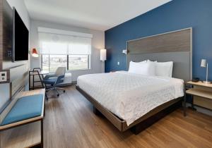 Llit o llits en una habitació de Tru By Hilton Euless Dfw West, Tx