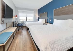 Llit o llits en una habitació de Tru By Hilton Euless Dfw West, Tx