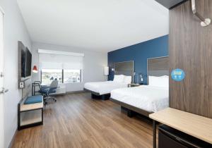 Llit o llits en una habitació de Tru By Hilton Euless Dfw West, Tx