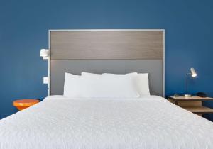 Llit o llits en una habitació de Tru By Hilton Euless Dfw West, Tx