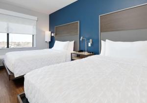 Llit o llits en una habitació de Tru By Hilton Euless Dfw West, Tx
