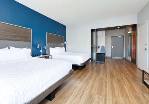 Llit o llits en una habitació de Tru By Hilton Euless Dfw West, Tx