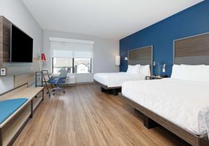 Llit o llits en una habitació de Tru By Hilton Euless Dfw West, Tx