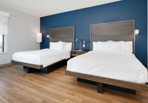 Llit o llits en una habitació de Tru By Hilton Euless Dfw West, Tx