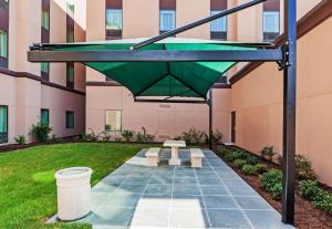 Hampton Inn & Suites Houston I-10 West Park Row, Tx外面的花园