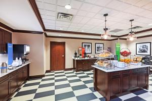 eine Hotellobby mit Schachbrettboden in der Unterkunft Hampton Inn & Suites Houston I-10 West Park Row, Tx in Katy