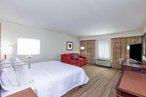 Hampton Inn & Suites Houston I-10 West Park Row, Tx的电视和/或娱乐中心