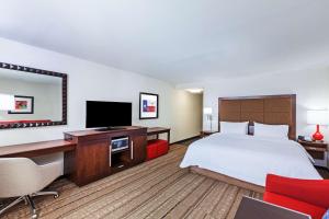 Hampton Inn & Suites Houston I-10 West Park Row, Tx的电视和/或娱乐中心