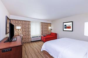 Hampton Inn & Suites Houston I-10 West Park Row, Tx的电视和/或娱乐中心