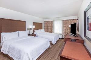 Hampton Inn & Suites Houston I-10 West Park Row, Tx的电视和/或娱乐中心