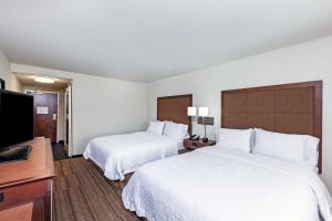 Hampton Inn & Suites Houston I-10 West Park Row, Tx客房内的一张或多张床位