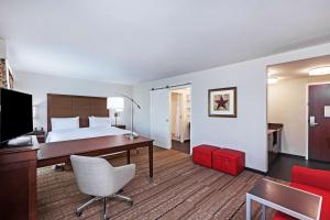 凯蒂Hampton Inn & Suites Houston I-10 West Park Row, Tx的配有床和书桌的酒店房间 更多25张照片