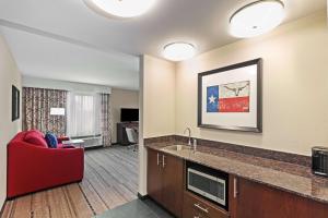 Hampton Inn & Suites Houston I-10 West Park Row, Tx的电视和/或娱乐中心
