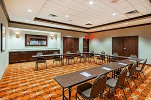 凯蒂Hampton Inn & Suites Houston I-10 West Park Row, Tx的一间会议室,配有桌椅和一间酒吧