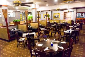 um restaurante com mesas e cadeiras e um bar em DoubleTree by Hilton Hotel Tallahassee em Tallahassee