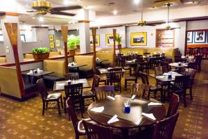 a restaurant with tables and chairs and a bar at DoubleTree by Hilton Hotel Tallahassee in Tallahassee