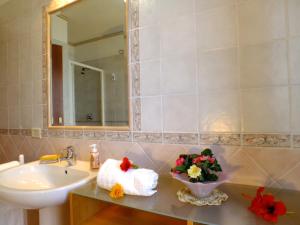 カステル・ディ・トゥーザにあるTerramareのバスルーム(シンク、鏡、タオル付)
