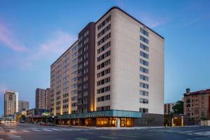 um edifício alto numa cidade com uma rua em DoubleTree Suites by Hilton Minneapolis Downtown em Minneapolis