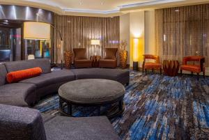 Posezení v ubytování DoubleTree Suites by Hilton Minneapolis Downtown