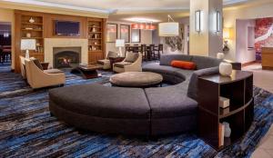 Posezení v ubytování DoubleTree Suites by Hilton Minneapolis Downtown