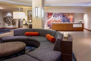 Posezení v ubytování DoubleTree Suites by Hilton Minneapolis Downtown