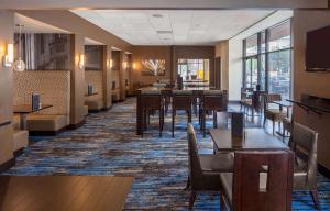 Posezení v ubytování DoubleTree Suites by Hilton Minneapolis Downtown