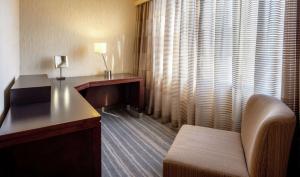 Posezení v ubytování DoubleTree Suites by Hilton Minneapolis Downtown