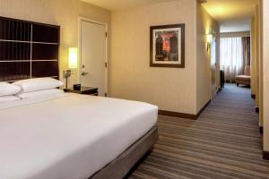 Postel nebo postele na pokoji v ubytování DoubleTree Suites by Hilton Minneapolis Downtown + 27 fotografií
