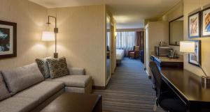 Kuchyň nebo kuchyňský kout v ubytování DoubleTree Suites by Hilton Minneapolis Downtown