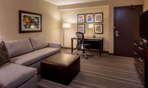 Posezení v ubytování DoubleTree Suites by Hilton Minneapolis Downtown