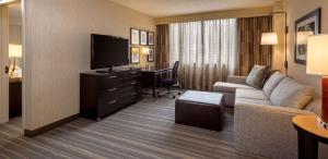 TV a/nebo společenská místnost v ubytování DoubleTree Suites by Hilton Minneapolis Downtown