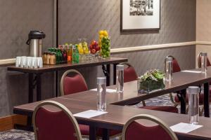 Nápoje v ubytování DoubleTree Suites by Hilton Minneapolis Downtown